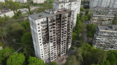 Ukrayna, Kyiv 'de yanmış ve yıkılmış bir ev.