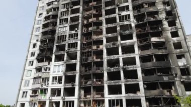 Ukrayna, Kyiv 'de yanmış ve yıkılmış bir ev.