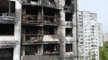 Ukrayna, Kyiv 'de yanmış ve yıkılmış bir ev.