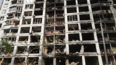 Ukrayna, Kyiv 'de yanmış ve yıkılmış bir ev.