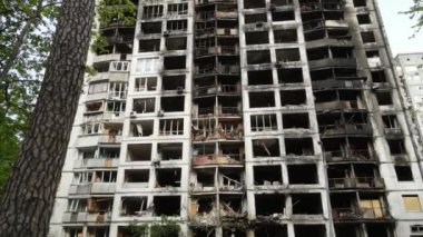Ukrayna, Kyiv 'de yanmış ve yıkılmış bir ev.
