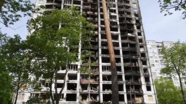 Ukrayna, Kyiv 'de yanmış ve yıkılmış bir ev.