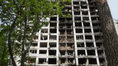 Ukrayna, Kyiv 'de yanmış ve yıkılmış bir ev.