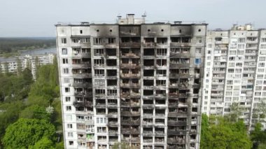 Ukrayna, Kyiv 'de yanmış ve yıkılmış bir ev.