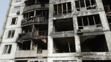 Ukrayna, Kyiv 'de yanmış ve yıkılmış bir ev.