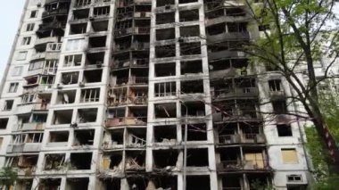 Ukrayna, Kyiv 'de yanmış ve yıkılmış bir ev.