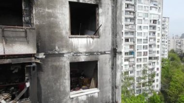 Ukrayna, Kyiv 'de yanmış ve yıkılmış bir ev.