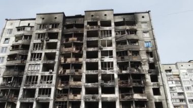 Ukrayna, Kyiv 'de yanmış ve yıkılmış bir ev.