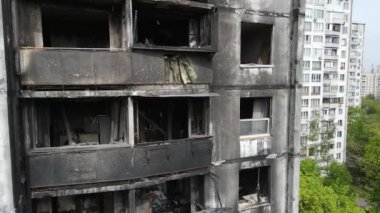 Ukrayna, Kyiv 'de yanmış ve yıkılmış bir ev.