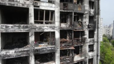 Ukrayna, Kyiv 'de yanmış ve yıkılmış bir ev.