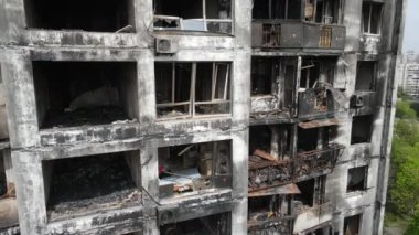 Ukrayna, Kyiv 'de yanmış ve yıkılmış bir ev.