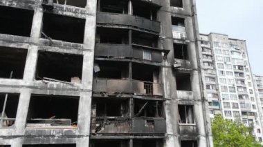 Ukrayna, Kyiv 'de yanmış ve yıkılmış bir ev.