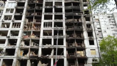 Ukrayna, Kyiv 'de yanmış ve yıkılmış bir ev.