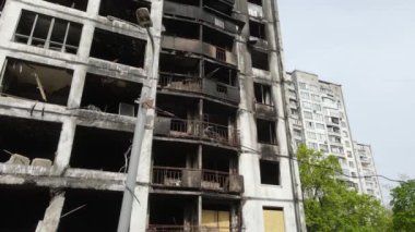 Ukrayna, Kyiv 'de yanmış ve yıkılmış bir ev.