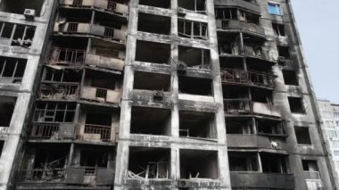 Ukrayna, Kyiv 'de yanmış ve yıkılmış bir ev.