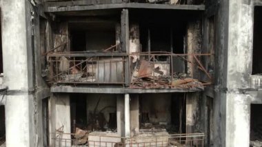 Ukrayna, Kyiv 'de yanmış ve yıkılmış bir ev.