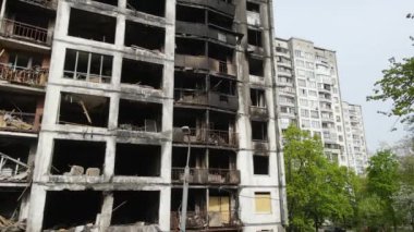 Ukrayna, Kyiv 'de yanmış ve yıkılmış bir ev.