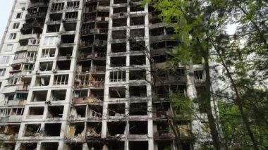 Ukrayna, Kyiv 'de yanmış ve yıkılmış bir ev.