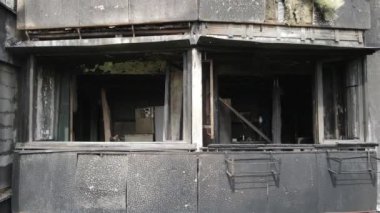 Ukrayna, Kyiv 'de yanmış ve yıkılmış bir ev.