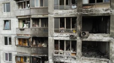 Ukrayna, Kyiv 'de yanmış ve yıkılmış bir ev.