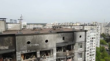 Ukrayna, Kyiv 'de yanmış ve yıkılmış bir ev.