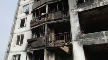 Ukrayna, Kyiv 'de yanmış ve yıkılmış bir ev.