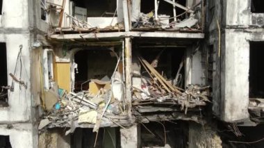 Ukrayna, Kyiv 'de yanmış ve yıkılmış bir ev.