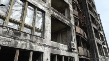 Ukrayna, Kyiv 'de yanmış ve yıkılmış bir ev.