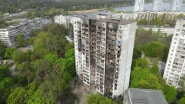 Ukrayna, Kyiv 'de yanmış ve yıkılmış bir ev.