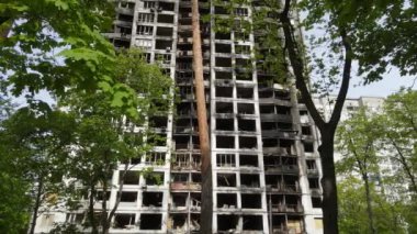 Ukrayna, Kyiv 'de yanmış ve yıkılmış bir ev.