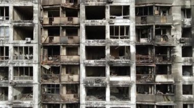 Ukrayna, Kyiv 'de yanmış ve yıkılmış bir ev.