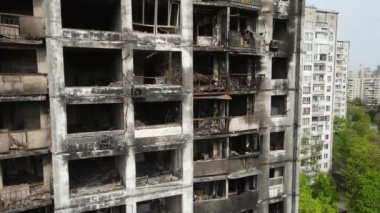 Ukrayna, Kyiv 'de yanmış ve yıkılmış bir ev.