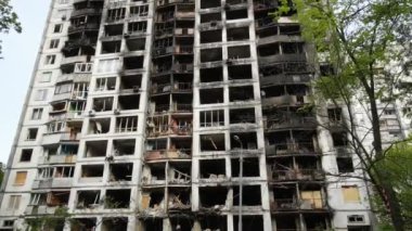Ukrayna, Kyiv 'de yanmış ve yıkılmış bir ev.