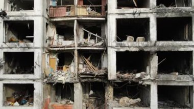 Ukrayna, Kyiv 'de yanmış ve yıkılmış bir ev.