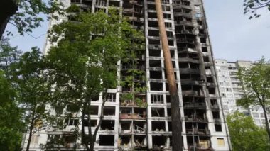 Ukrayna, Kyiv 'de yanmış ve yıkılmış bir ev.