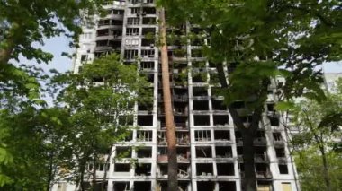 Ukrayna, Kyiv 'de yanmış ve yıkılmış bir ev.