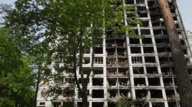 Ukrayna, Kyiv 'de yanmış ve yıkılmış bir ev.