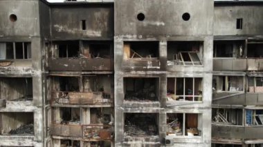 Ukrayna, Kyiv 'de yanmış ve yıkılmış bir ev.