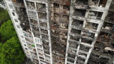 Ukrayna, Kyiv 'de yanmış ve yıkılmış bir ev.