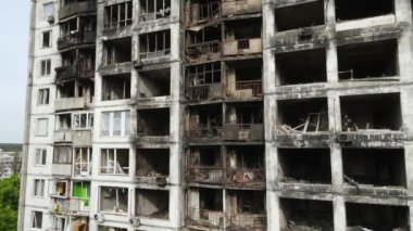 Ukrayna, Kyiv 'de yanmış ve yıkılmış bir ev.