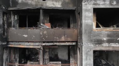 Ukrayna, Kyiv 'de yanmış ve yıkılmış bir ev.