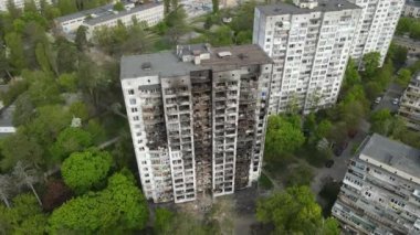 Ukrayna, Kyiv 'de yanmış ve yıkılmış bir ev.