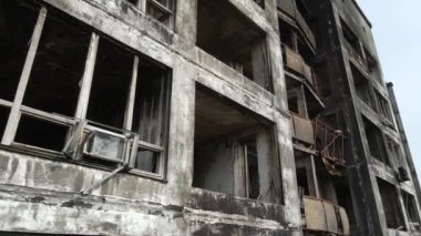 Ukrayna, Kyiv 'de yanmış ve yıkılmış bir ev.