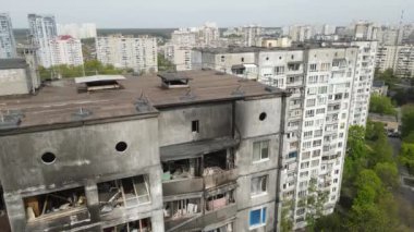 Ukrayna, Kyiv 'de yanmış ve yıkılmış bir ev.