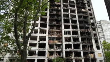 Ukrayna, Kyiv 'de yanmış ve yıkılmış bir ev.