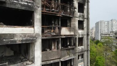 Ukrayna, Kyiv 'de yanmış ve yıkılmış bir ev.