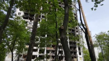 Ukrayna, Kyiv 'de yanmış ve yıkılmış bir ev.