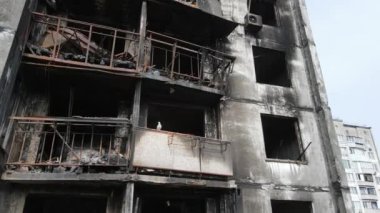 Ukrayna, Kyiv 'de yanmış ve yıkılmış bir ev.