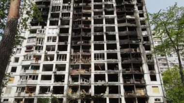 Ukrayna, Kyiv 'de yanmış ve yıkılmış bir ev.