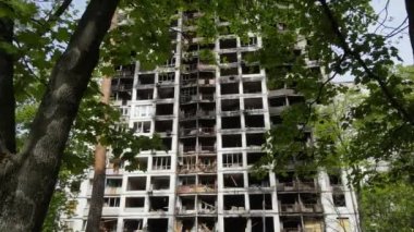 Ukrayna, Kyiv 'de yanmış ve yıkılmış bir ev.
